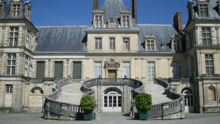 La rénovation du château de Fontainebleau, prévue sur la période 2015-2026, est estimée à 115 millions d'euros.