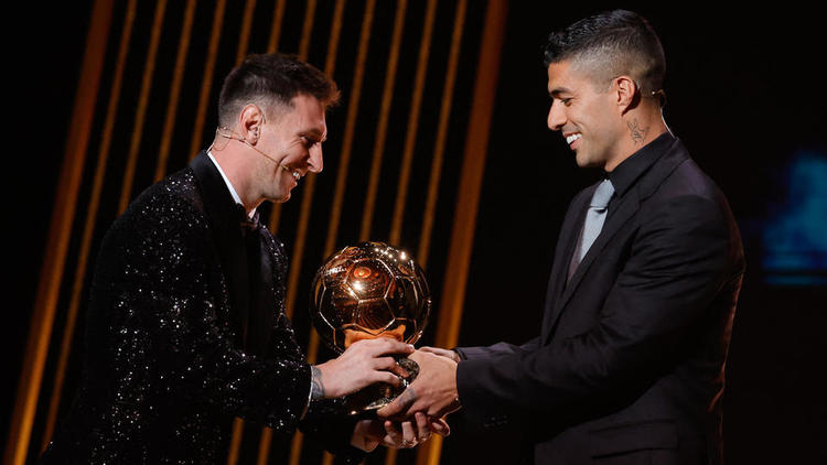 Lionel Messi a reçu le 7e Ballon d'or de sa carrière des mains de son ancien coéquipier Luis Suarez.