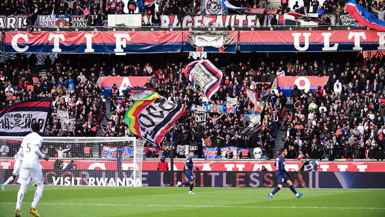Les banderoles déployées par des supporters du PSG ont suscité l’indignation.