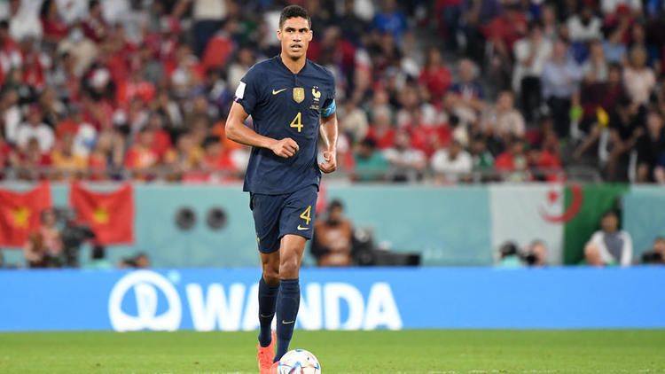 Raphaël Varane et ses coéquipiers évolueront tout en bleu comme face à la Tunisie.