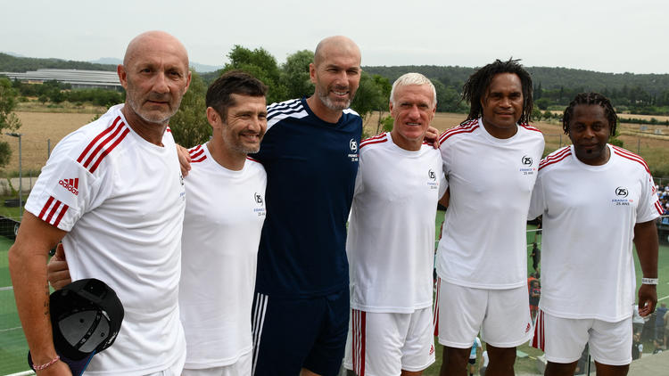 Plusieurs champions du monde 1998 se sont réunis autour de Zinédine Zidane.