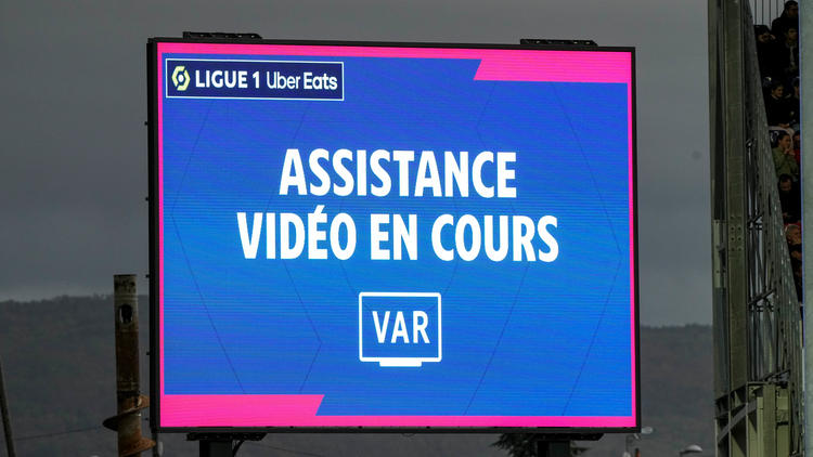 La VAR a été instaurée en Ligue 1 lors de la saison 2018-2019.