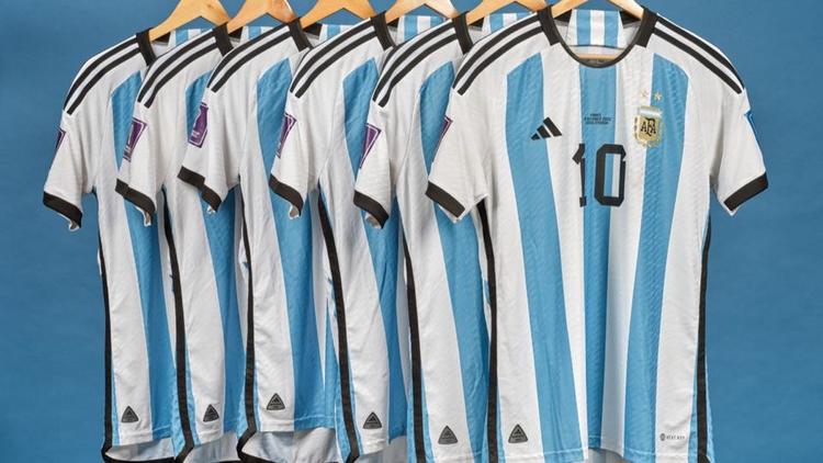 Les maillots ont été portés par Lionel Messi lors de la Coupe du monde 2022 remportée par l’Argentine.