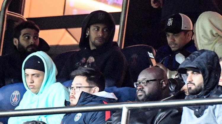 Neymar a assisté depuis les tribunes du Parc des Princes à la victoire du PSG face à l'OM.