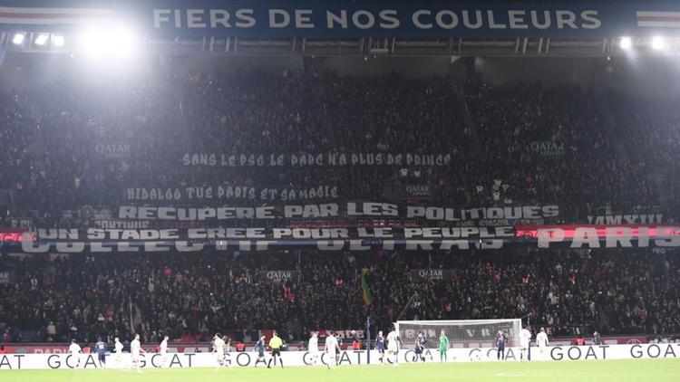 Des banderoles ont été déployées au Parc des Princes contre la mairie de Paris et Anne Hidalgo lors du match contre Lille.