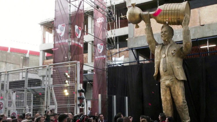 La statue de Marcelo Gallardo a été dévoilée sur le parvis du du stade Monumental de Buenos Aires.