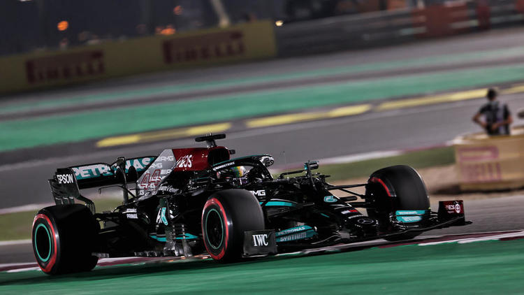 Lewis Hamilton a remporté le premier Grand Prix du Qatar de l'histoire.