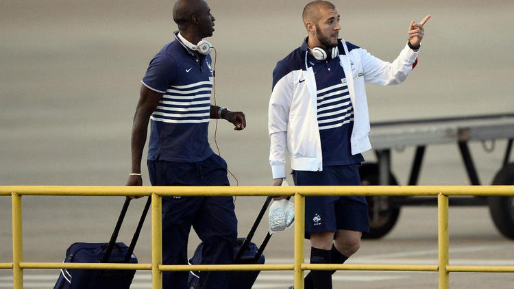 Les joueurs français Moussa Sissoko (g) et Karim Benzema quittent Ribeirao Preto pour Rio de Janeiro, le 2 juillet 2014 [Franck Fife / AFP]