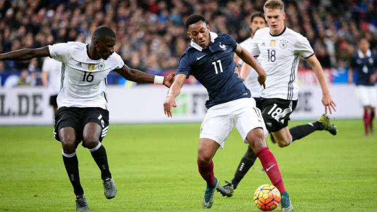 Les joueurs français et allemands ont passé une majeure partie de la nuit dans les vestiaires du Stade de France.