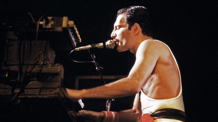 Freddie Mercury le 18 septembre 1984 au Palais Omnisports de Paris Bercy