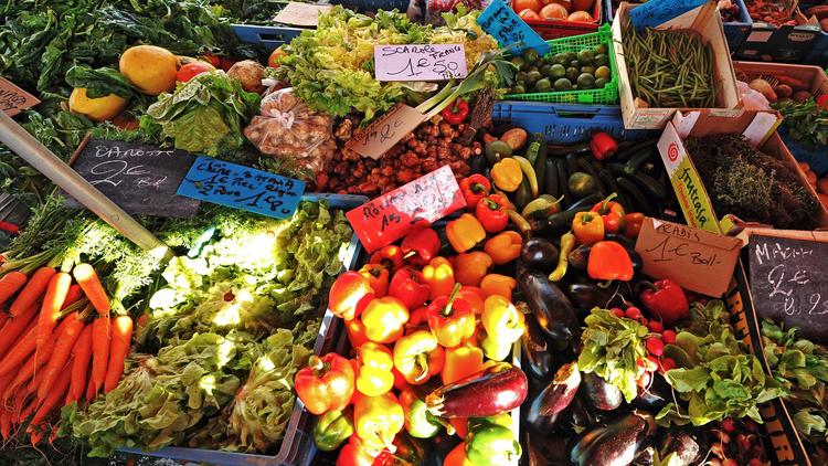 Des étals de fruits et légumes sur un marché