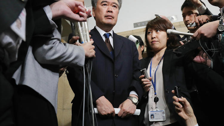 Janichi Fukuda lors d'une conférence de presse pour annoncer sa démission, le 18 avril 2018.