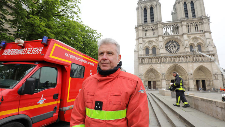 Le commandant des pompiers de Paris, le général Jean-Claude Gallet.