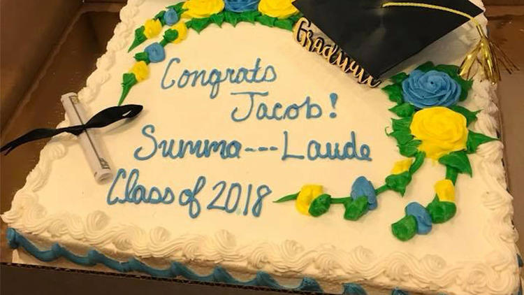 Le gâteau devait, à l'origine, porter l'inscription «Summa Cum Laude Class of 2018». 