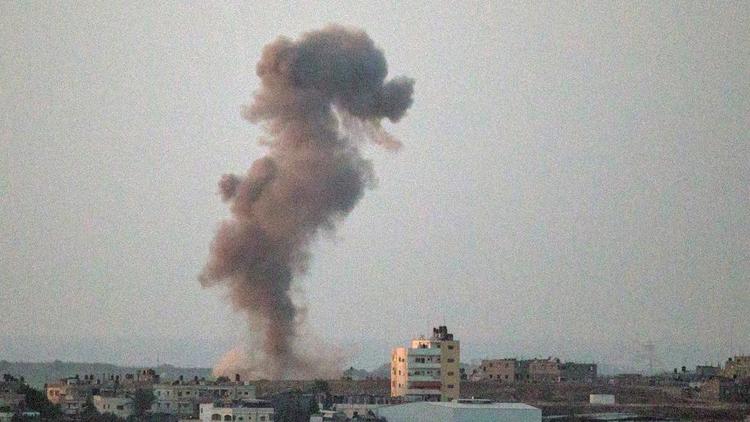 De la fumée s'échappe après un bombardement à Gaza
