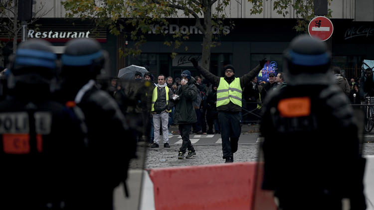 Les organisateurs de la manifestation qui a dégénéré en violences samedi à Paris, lors du premier anniversaire des «gilets jaunes», ont fustigé mardi 19 novembre la gestion de la préfecture de police. 