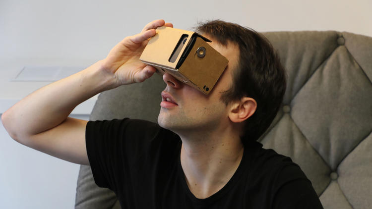 Des appareils à moindre coût permettent de découvrir la réalité virtuelle.