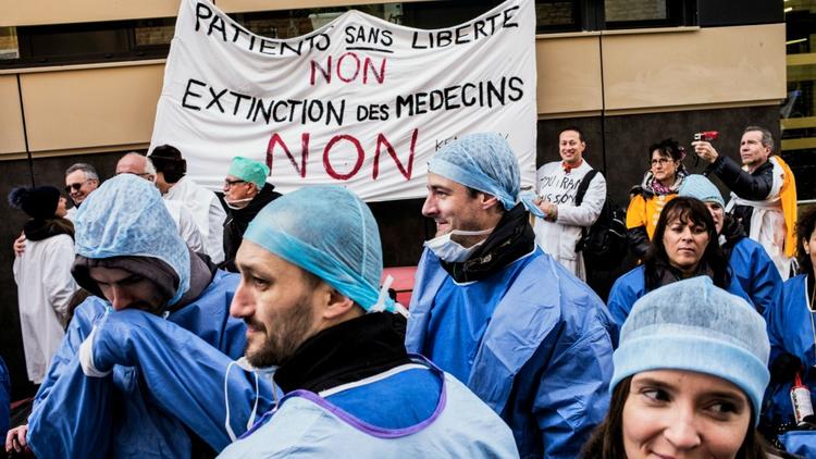 Des médecins protestent contre le projet de loi de Marisol Touraine, en janvier 2015, à Lyon