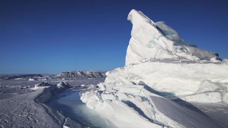 Selon l'étude, le Groenland va à l'avenir «devenir l'un des contributeurs majeurs de l'élévation du niveau de la mer», à cause du rythme de la fonte des glaces qui accélère sur l'île.  