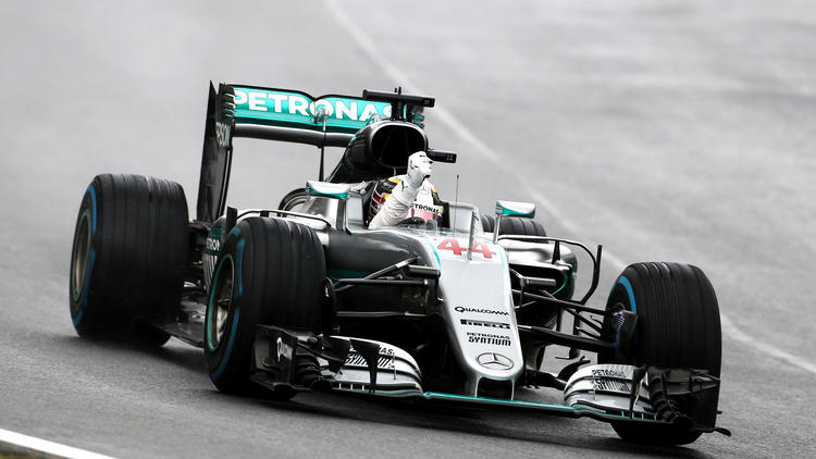 Lewis Hamilton accuse un retard de douze points sur son coéquipier Nico Rosberg avant le dernier Grand Prix.