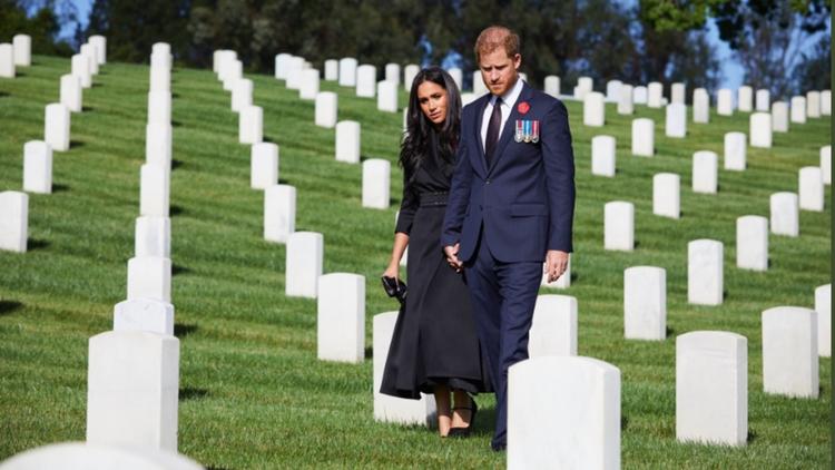Meghan Markle et le prince Harry rendent hommage aux victimes de la Première Guerre mondiale. 