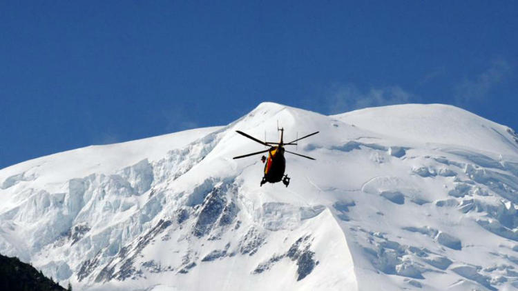 Un hélicoptère de secours survole le Mont-Blanc le 12 juillet 2012.