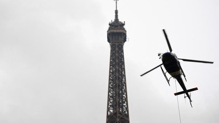 Un hélicoptère biturbine avait déjà survolé la tour Eiffel le 15 mars dernier.