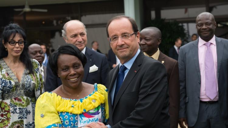 François Hollande serre la main à congolaise membre d'une ONG.