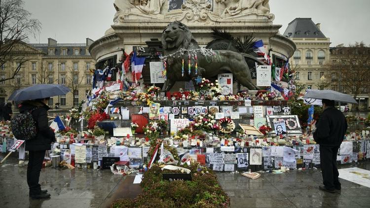 Des hommages aux victimes des attentats, place de la République à Paris, en janvier 2016.