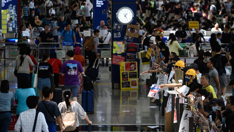 Les manifestants pro-démocratie ont bloqué mardi les passagers en partance en plusieurs endroits de l'aéroport de Hong Kong.