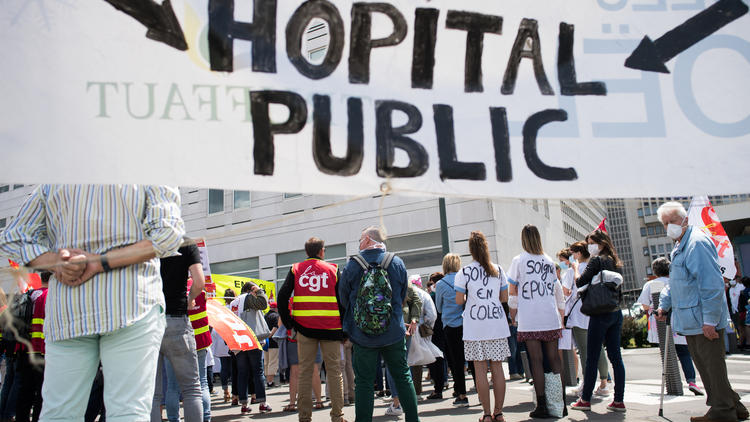 Des infirmières et des soignants manifestent pour demander de meilleures conditions salariales et allocations de retraite, le 9 juin 2020, devant l'hôpital de Nantes. 