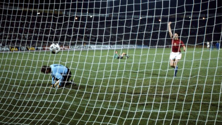Sepp Maier (à gauche) est battu par le geste surprenant d'Antonin Panenka lors de la séance de tirs au but de l'Euro 1976.