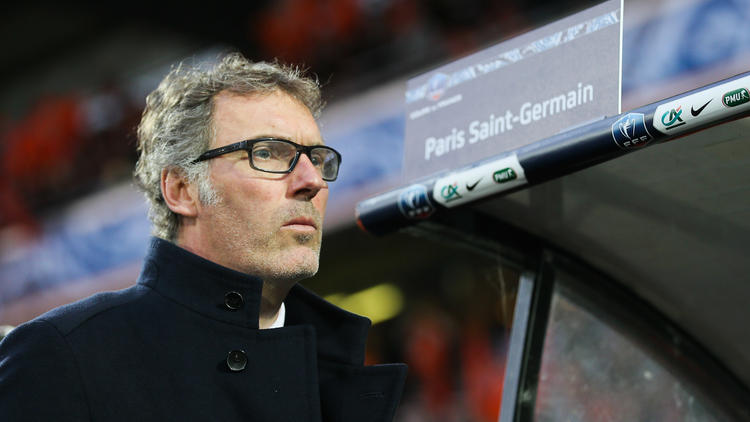Alors qu'il a été prolongé deux saisons par les dirigeants du PSG, Laurent Blanc pourrait ne pas rester sur le banc parisien.