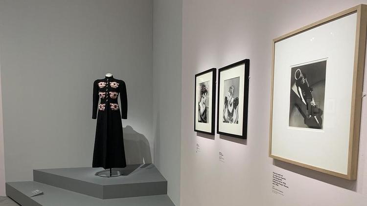 Man Ray est devenu célèbre grâce à ses photographies de mode