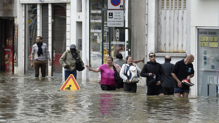 Après la brusque montée des eaux, des milliers d'habitants ont été évacués.