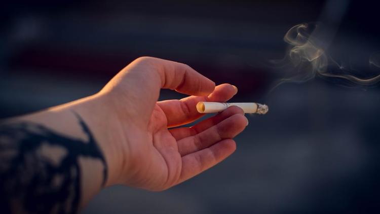 La consommation de tabac est par exemple plus élevée que la moyenne dans le secteur de l'hébergement et restauration.
