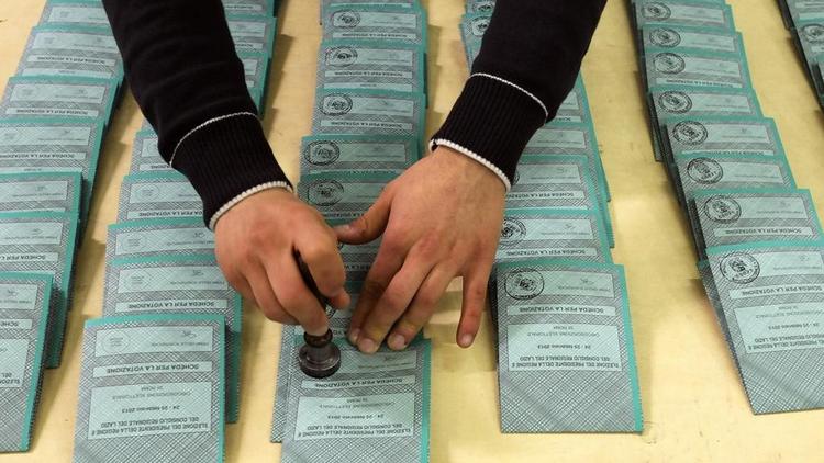 Des bulletins de vote dans un bureau de Rome, le 23 février 2013.