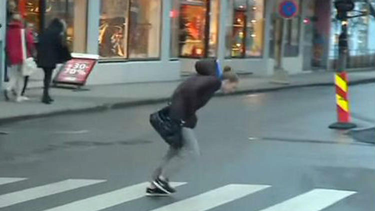 En Norvège, quand le vent souffle, il est difficile de marcher dans la rue
