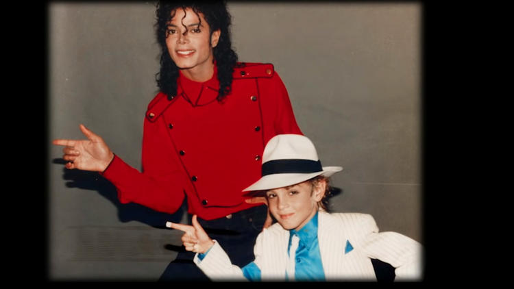 Deux trentenaires accusent Michael Jackson d'abus sexuels lorsqu'ils étaient enfants.