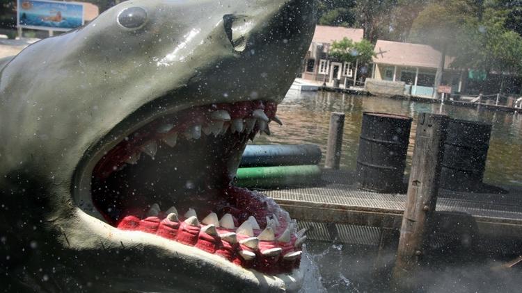 Une réplique du requin des Dents de la mer aux Studios Universal.