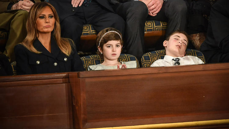 Joshua Trump (à droite), profondément endormi lors du discours de Donald Trump.