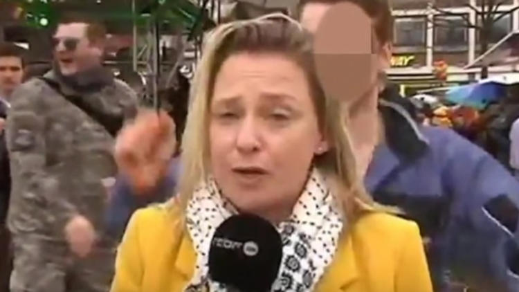 La RTBF, la télévision publique belge pour laquelle travaille Esmeralda Labye, a annoncé avoir déposé plainte auprès de la police de Cologne.