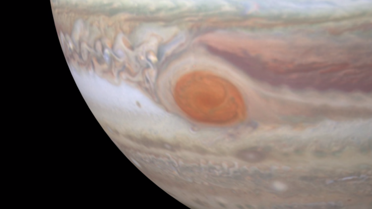 La Grande tâche rouge de Jupiter tend à se rétrécir.