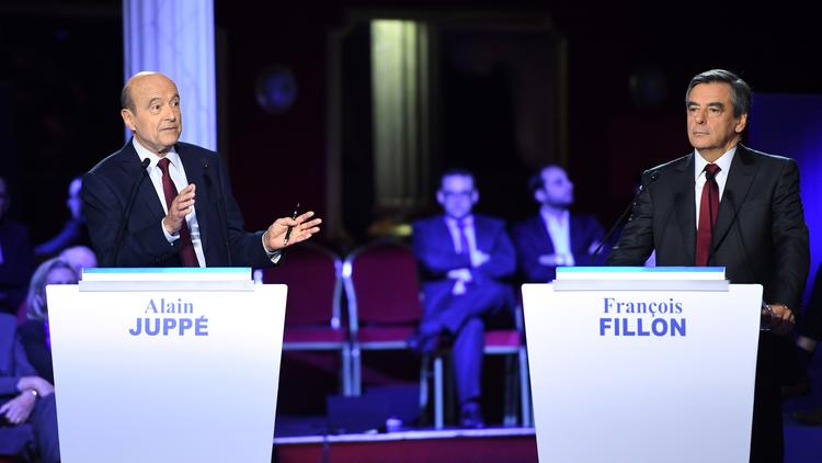 Alain Juppé et François Fillon lors du deuxième débat de la primaire, le 3 novembre 2016.