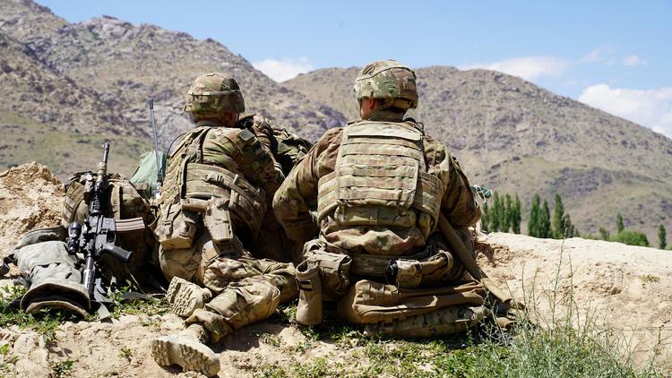 Sur cette photo prise le 6 juin 2019, des soldats américains observent les collines lors d'une visite du commandant des forces américaines et de l'OTAN en Afghanistan.