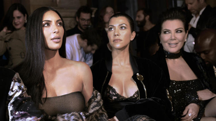 Kim Kardashian et ses soeurs sont souvent «coachées» par leur maman, Kris Jenner