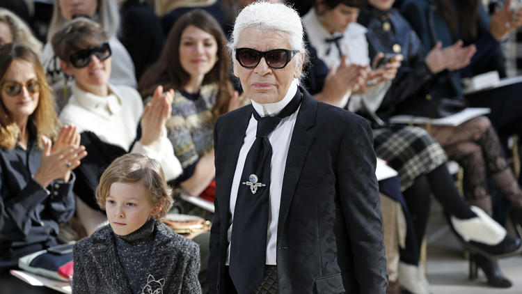 Le grand couturier Karl Lagerfeld lors de la Fashion Week de Paris, en mars 2016.