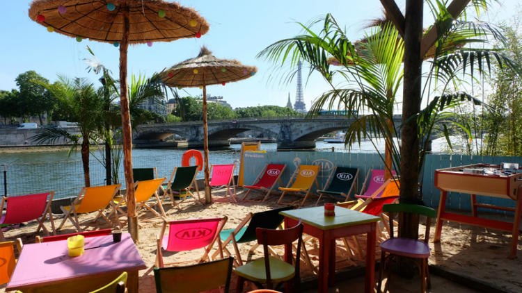 En place depuis le 12 juin, la péniche "Kia Cabana" restera au port des Champs-Elysées jusqu’à la finale du 13 juillet.