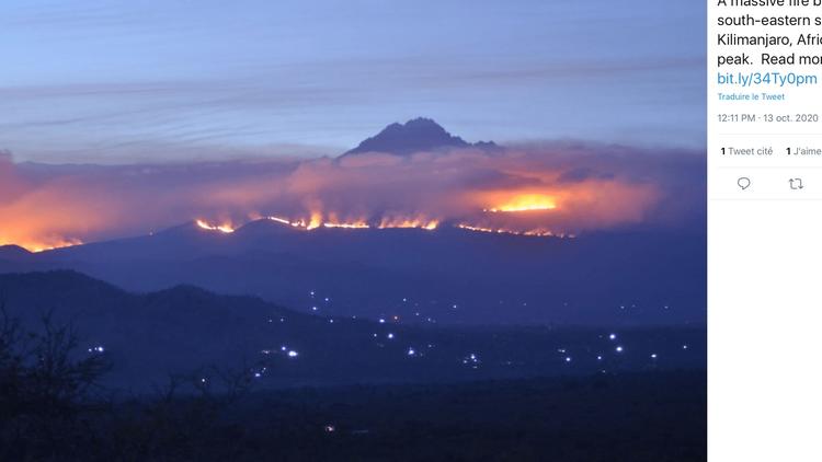 Le mont Kilimandjaro, à cheval entre la Tanzanie et le Kenya est en proie aux flammes. 