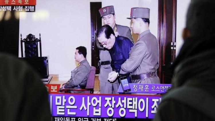 Jang Song-thaek emmené par des gardes à la sortie du tribunal peu avant son éxécution, le 12 décembre 2013.